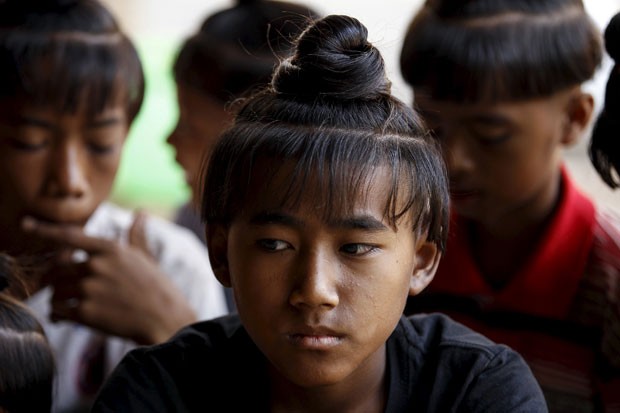 Meninos usam o corte de cabelo estilo Sanyitwine em Myanmar (Foto: Soe Zeya Tun/Reuters)