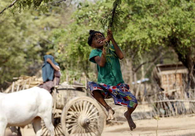 Garoto brinca na vila em Myanmar (Foto: Soe Zeya Tun/Reuters)