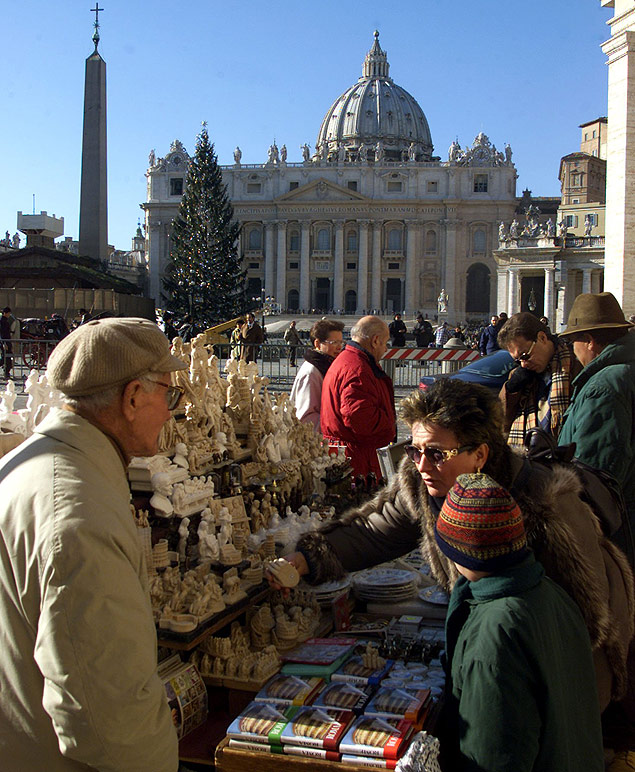 ORG XMIT: 521501_1.tif Peregrinos compram suvenires na praa So Pedro, no Vaticano. ROM04D:POPE:VATICAN CITY,22DEC99 - Pilgrims buy souvenir from a street vendor in front of St. Peter's Square December 22. Pope John Paul II will launch the Holy Year in a solemn ceremony on Christmas Eve by opening the Holy Door. Some 27 million pilgrims are expected in Rome for the special Jubilee 2000 year. pc/Photo by Paolo Cocco 