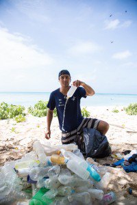 Na deserta ilha de West Fayu, a famlia Schurmann encontrou uma enorme quantidade de lixo, que pode viajar milhares de milhas pelas correntes martimas