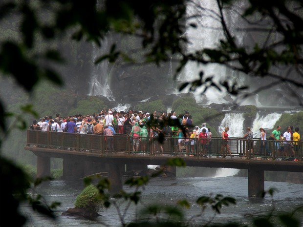 Maior movimento nas Cataratas do Iguaçu foi registrado no domingo (2), quando 13.649 pessoas passaram pelo atrativo lotando as passarelas (Foto: Cataratas do Iguaçu S.A. / Divulgação)