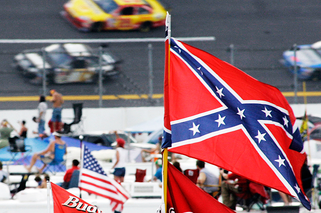 Bandeira confederada exibida em evento de automobilismo nos EUA