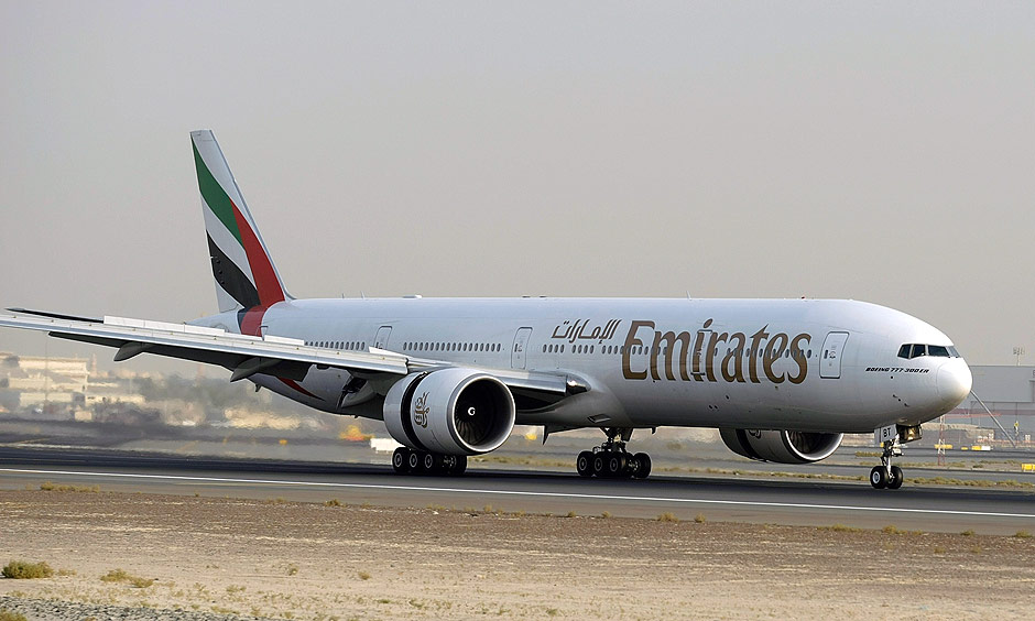 Boeing 777 da companhia Emirates se prepara para decolar em Dubai