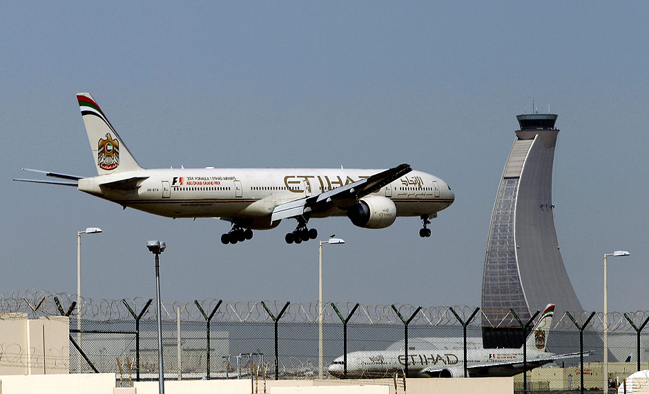 Aeronave da Etihad em pouso em Abu Dhabi, nos EAU