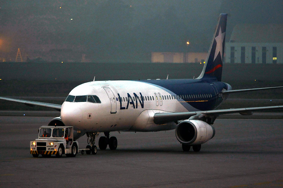 Aeronave da LAN taxiando no aeroporto de Guarulhos