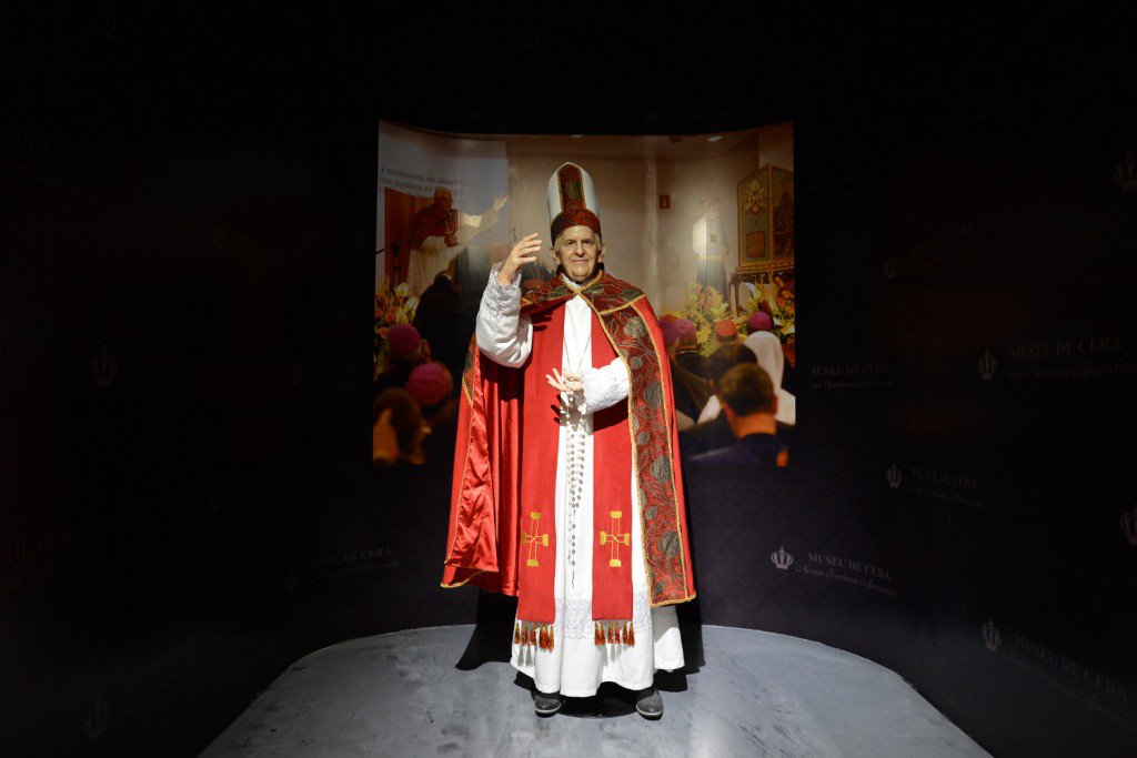 Esttua do papa Francisco  uma das atraes do Museu de Cera Nossa Senhora Aparecida 