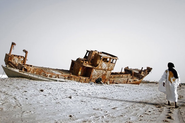 4. Barco encalhado na praia em Nouakchott, Mauritnia