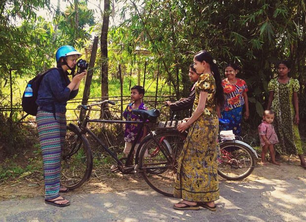 Mihaela Noroc fotografando mulheres em Myanmar (Foto: Mihaela Noroc/Divulgação)