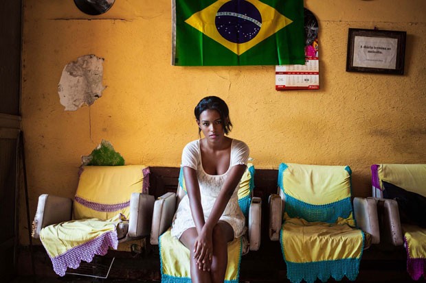 Mulher fotografada por Mihaela no Rio de Janeiro: 'brasileiras se sentem belas e orgulhosas', diz a romena. (Foto: Mihaela Noroc/Divulgação)