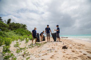 Famlia Schurmann recolhe todo o plstico da ilha para compactar e levar at um centro de reciclagem