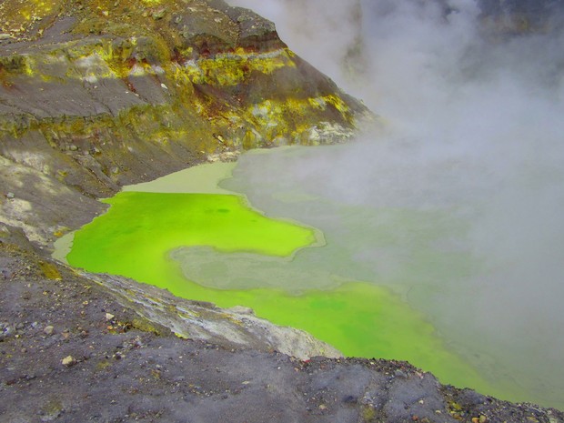 Cratera principal da White Island tem um lago de ácido sulfúrico (Foto: Juliana Cardilli/G1)
