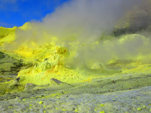O enxofre que se cristaliza e fica amarelo já foi explorado de forma comercial na ilha (Foto: Juliana Cardilli/G1)