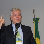 Caio Luiz de Carvalho agradece a homenagem recebida