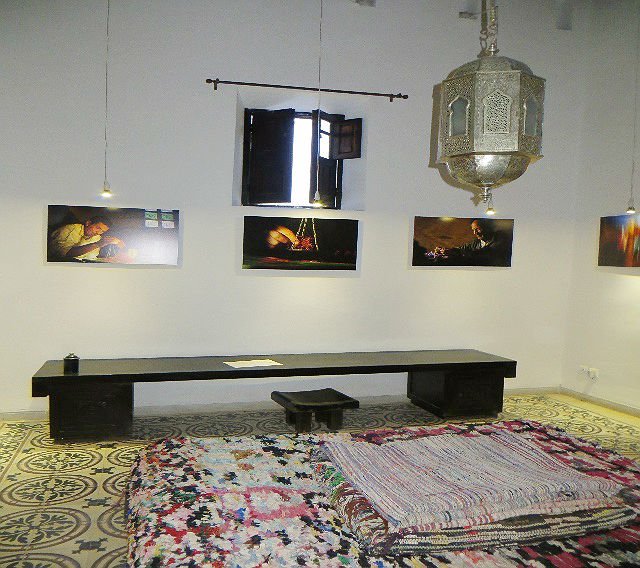 Interior do museu com tapetes e fotos expostas sobre o processo de confeco