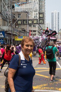 Milhares de pessoas vo as ruas para ver o desfile de drages e celebrar a festa de Tin Hau