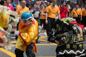 Festa de rua em Hong Kong para celebrar Tin Hau, a deusa do mar.