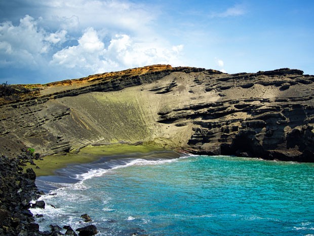 Banhistas na praia de Papakolea, no Havaí, que tem areia verde (Foto: Nanovid/Creative Commons)