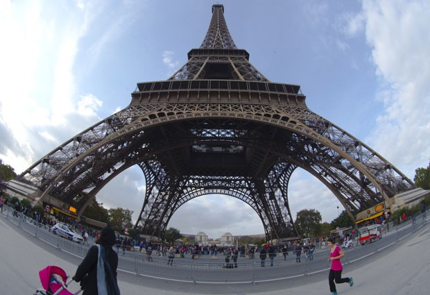 A Torre Eiffel, em Paris (Foto: Jacques Brinon/AP)