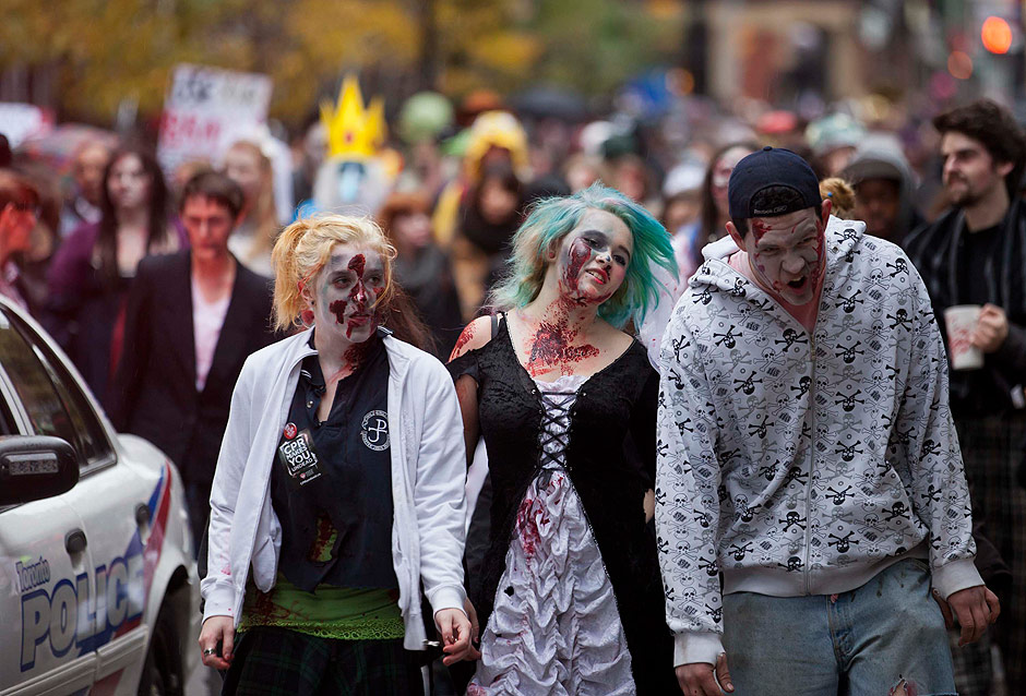 Trio de jovens durante a Zombie Walk em Toronto, no Canad