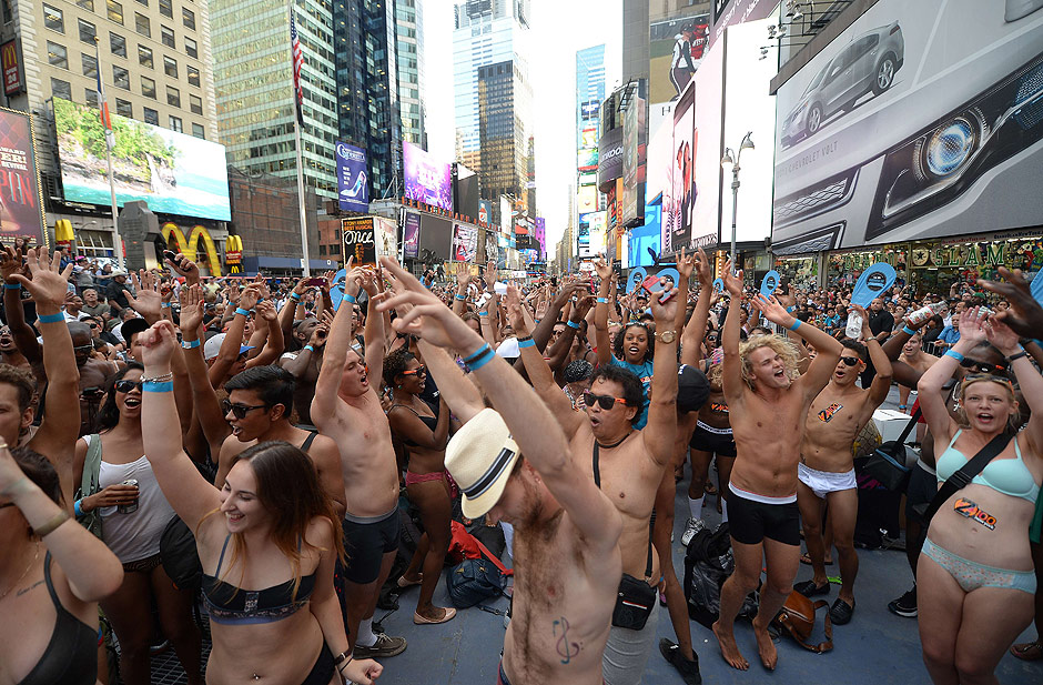 Jovens se reuniram na Times Square, em Nova York, para quebrar o recorde de maior quantidade de pessoas juntas usando apenas roubas de baixo