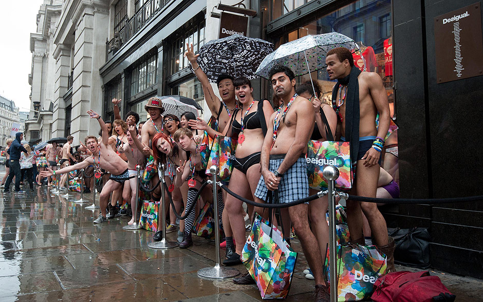 Jovens na fila da promoo Arrive Half-Naked, Leave Fully Dressed (em traduo livre: chegue meio pelado, v embora totalmente vestido) de uma loja no centro de Londres