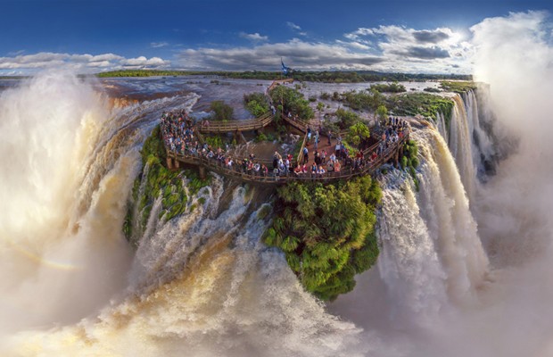 Tecnologia faz com que observadores sintam-se bem perto de uma força da natureza como as Cataratas do Iguaçu (Foto: Airpano/Caters News Agency)