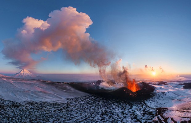 Erupção do vulcão Plosky tolbachik, no oriente da Rússia (Foto: Airpano/Caters News Agency)