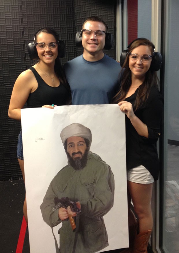 Visitante no Machine Gun America, parque voltado para armas de fogo na Flórida; Osama Bin Laden é um dos alvos a serem atingidos (Foto: Machine Gun America/Divulgação)
