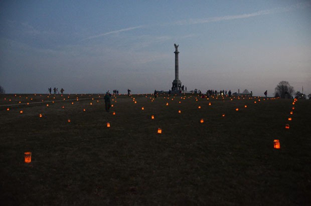 Mais de 23 mil velas são acesas todo mês de dezembro para sinalizar as perdas na batalha de Antietam (Foto: Cal Woodward/AP)