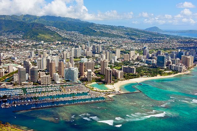 Marina de Honolulu, a capital da ilha de Oahu, que abriga hotis e bares que ficam lotados  tarde