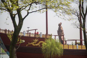 Famlia Schurmann visita memorial dedicado ao almirante Zheng He e suas grandes navegaes