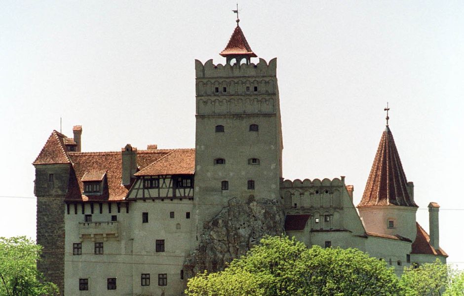 ORG XMIT: 353401_1.tif O Castelo de Bran, na Transilvnia, habitado por Vlad, o Impalador, prncipe que inspirou o escritor Bram Stoker a escrever Drcula. Bran Castle in Transylvania, which was the temporary home to Vlad the Impaler, the Romanian 16th-century prince who inspired Bram Stoker's fictional Dracula, is seen Friday, May 26, 2000. Dracula specialists from the United States, Britain, Canada and other countries are currently taking part in an academic congress in Poiana Brasov, Romania, devoted to the vampire legend. (AP Photo/Eugeniu Salabasev)