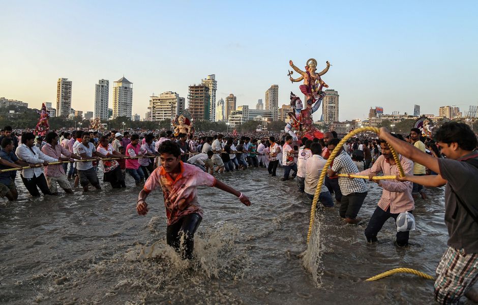 . Mumbai (India), 27/09/2015.- Indian devotees carry idols of the elephant-headed Hindu god Lord Ganesha for immersion into the Arabian Sea as part of a ritual in Mumbai, India, 27 September 2015. The Ganesh festival comes to an end on the day of Anant Chaturdashi. During the Ganpati festival, celebrated as the birthday of Lord Ganesha, devotees worhsip representations of the Hindu deity at hundreds of pandals, makeshift tents, before they are taken into the waters. EFE/EPA/DIVYAKANT SOLANKI