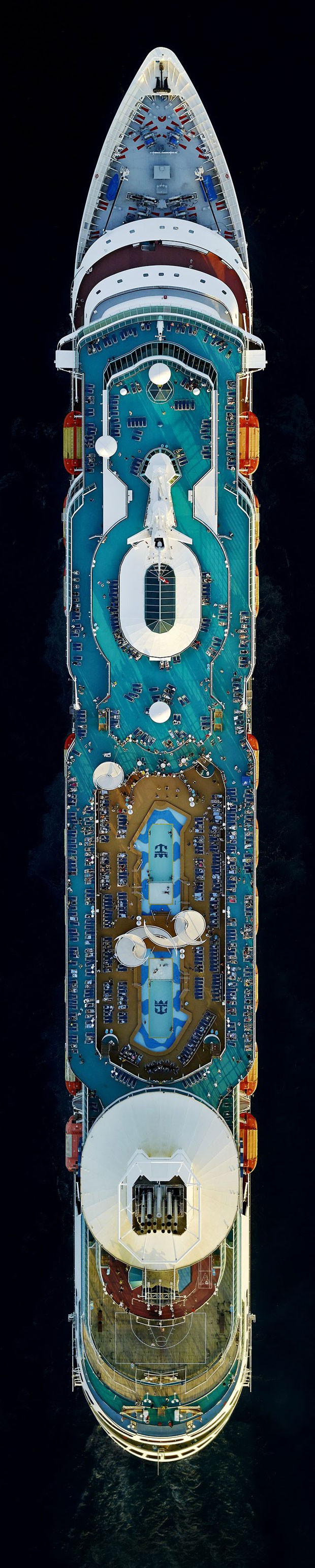 Passageiros do cruzeiro Majesty of the Seas, da Royal Caribbean, parecem formiguinhas vistas no deque ao redor das piscinas (Foto: Jeffrey Milstein/REX)