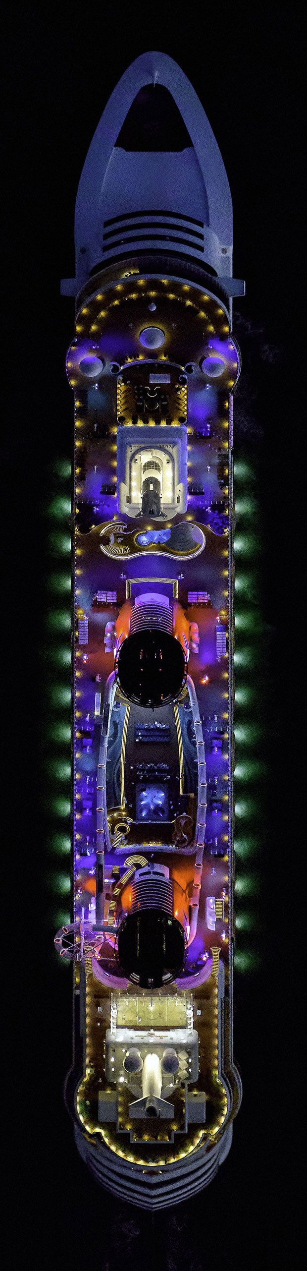 Disney Dream, cruzeiro do estúdio americano, é visto à noite com suas luzes coloridas acesas (Foto: Jeffrey Milstein/Rex Features)
