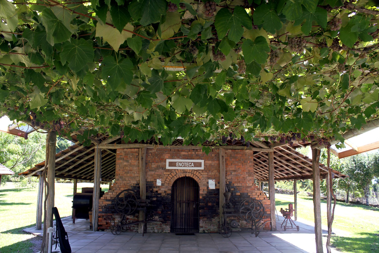 A enoteca da vincola Dal PIzzol, em Farias Lemos, fica no interior de uma forno antigo