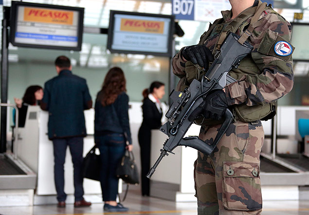 An armed French soldier patrols at Nice international airport in Nice, France, November 17, 2015 as security increases after last Friday's series of deadly attacks in Paris. REUTERS/Eric Gaillard ORG XMIT: NIC01