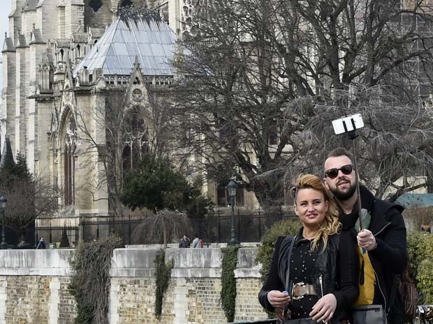 Em Paris, alguns museus já pensam em proibir os paus de selfie  (Foto: AFP PHOTO / DOMINIQUE FAGET)