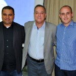 O presidente da Flytour Viagens, Michael Barkoczy, entre Daniel Firmino, diretor, e Marcos Pessuto, gerente de Produtos Nacionais da operadora