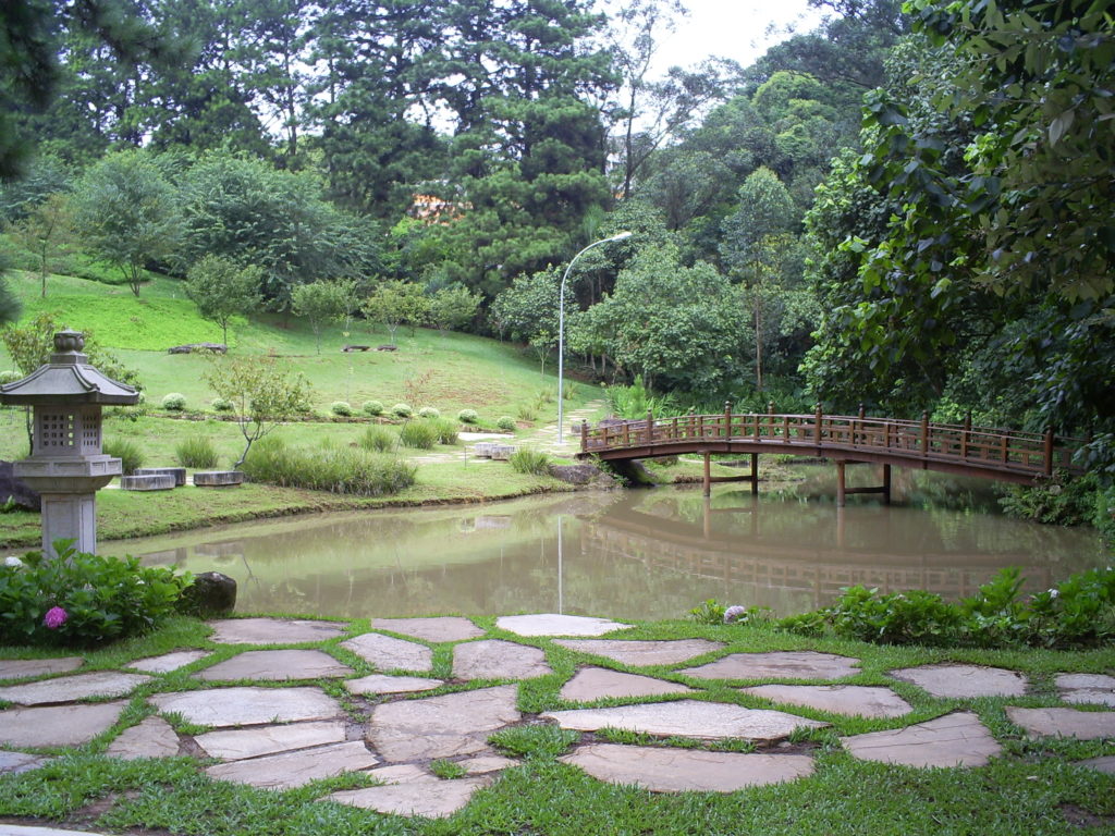 Um belo jardim e lago no Templo Zu Lai Foto: Divulgao