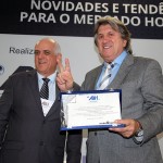Leonel Pavan recebe placa da ABIH-SC das maos de Dilson Jatahy Fonseca