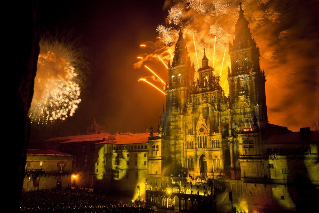 Santiago de Compostela. Plaza del Obradoiro - Espectculo de luz y sonido de los Fuegos del Apstol en torno a la fachada de la Catedral
