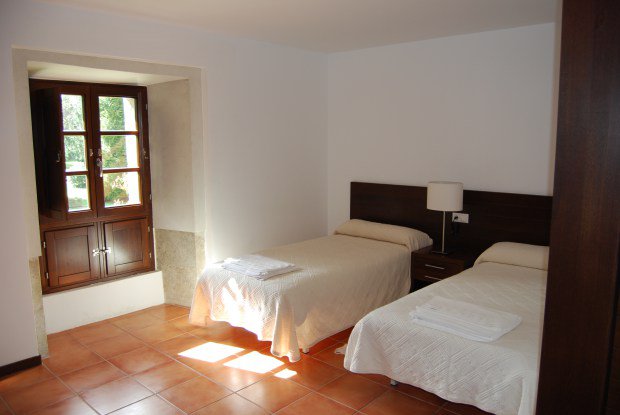 Um dos quartos da hospedaria no Sobrado dos Monxes, na Galcia,