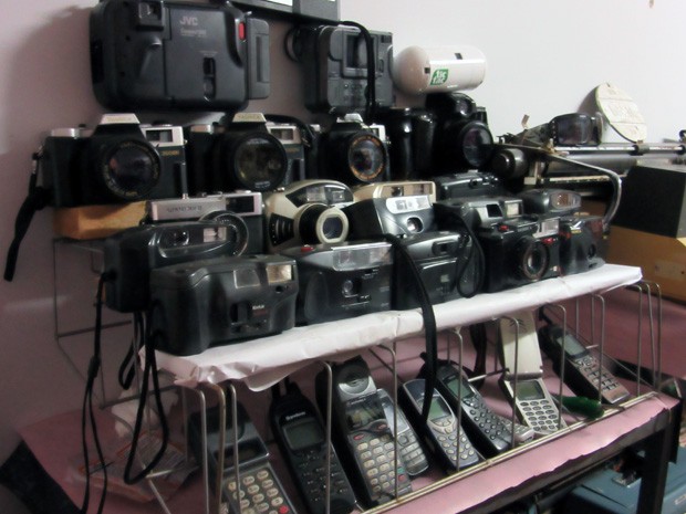 Câmeras fotográficas e celulares antigos fazem parte do acervo do Museu da Limpeza Urbana (Foto: Luciana Amaral/G1)