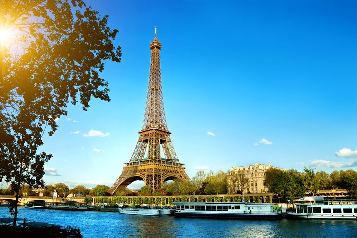 A torre Eiffel, um dos principais cartes-postais de Paris; destino tem passagens em promoo