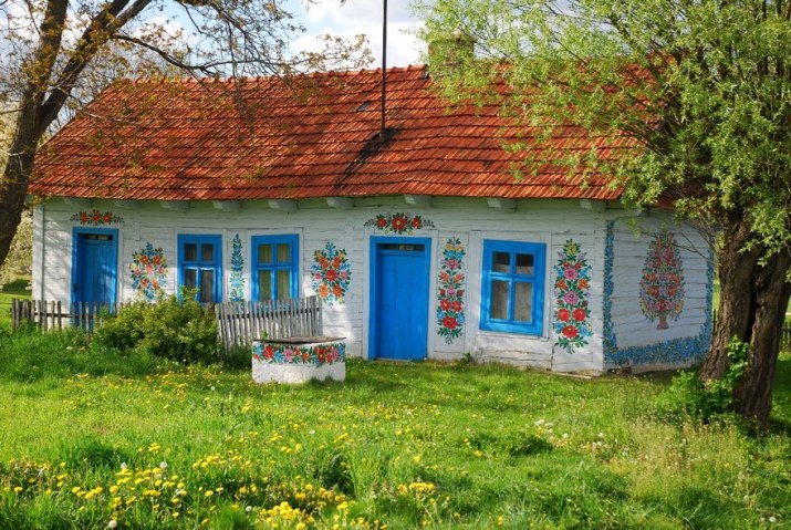 vilarejo_na_polonia_tem_casas_pintadas_com_flores11