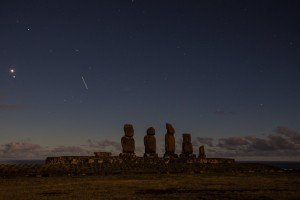 Noite iluminada no Moai de Tahai, na Ilha de Pscoa (Fotos: Pedro Nakano/Famlia Schurmann)