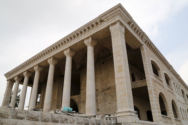 Casa imita templo grego em Miziara (Foto: Aziz Taher/Reuters)