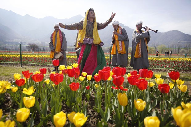 Grupo de Dança Folclórica se apresenta no Indira Gandhi Memorial Tulip Garden, na Índia (Foto: Mukhtar Khan/AP)