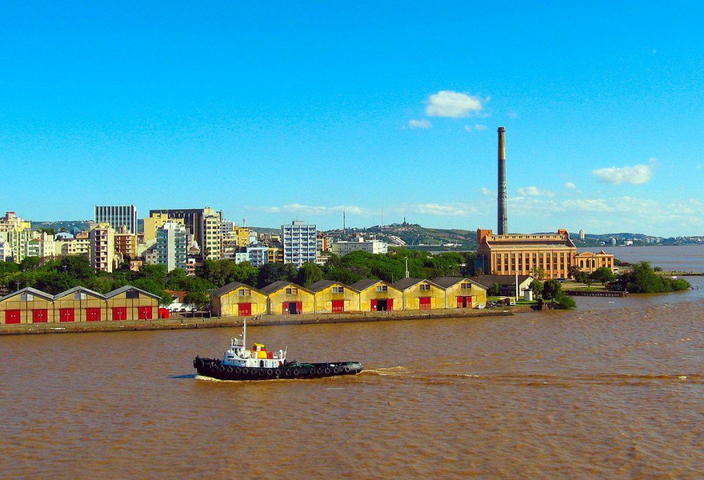 Rio Guaba com o porto e a Usina do Gasmetro ao fundo